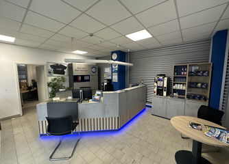 Aktenschränke Tresen Tisch Empfang Besucherstuhl