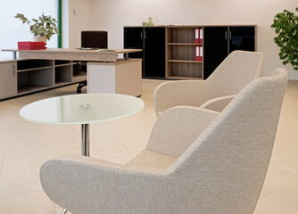 Schreibtisch Sideboard Arbeitsdrehstuhl Sessel Beistelltisch