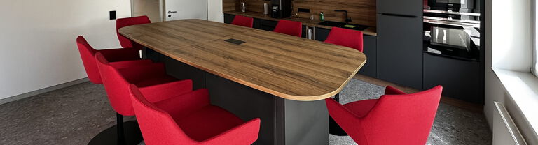 Pausenraum Barhocker Tisch