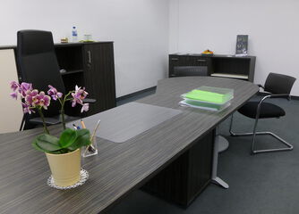 Schreibtisch Sideboard Arbeitsdrehstuhl Besucherstuhl