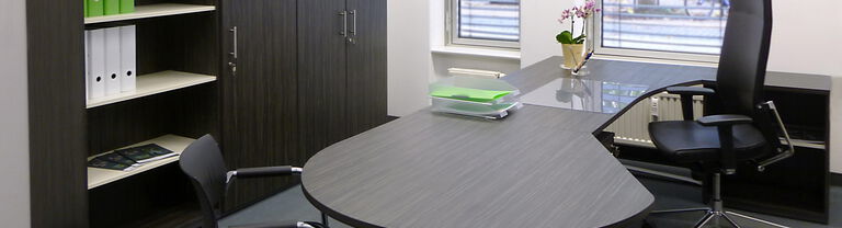 Schreibtisch Schrank Arbeitsdrehstuhl